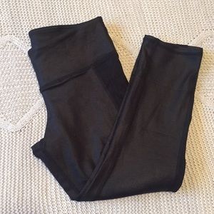 NWOT Alo Yoga crops - S - glossy black